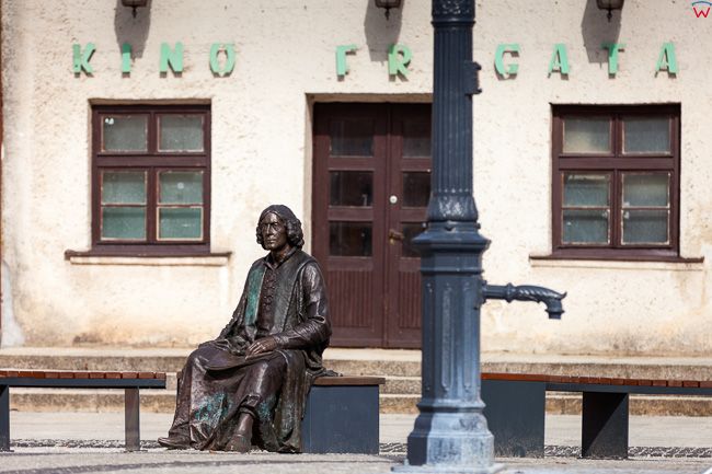 Frombork, pomnik Mikolaja Kopernika na Rynku miejskim